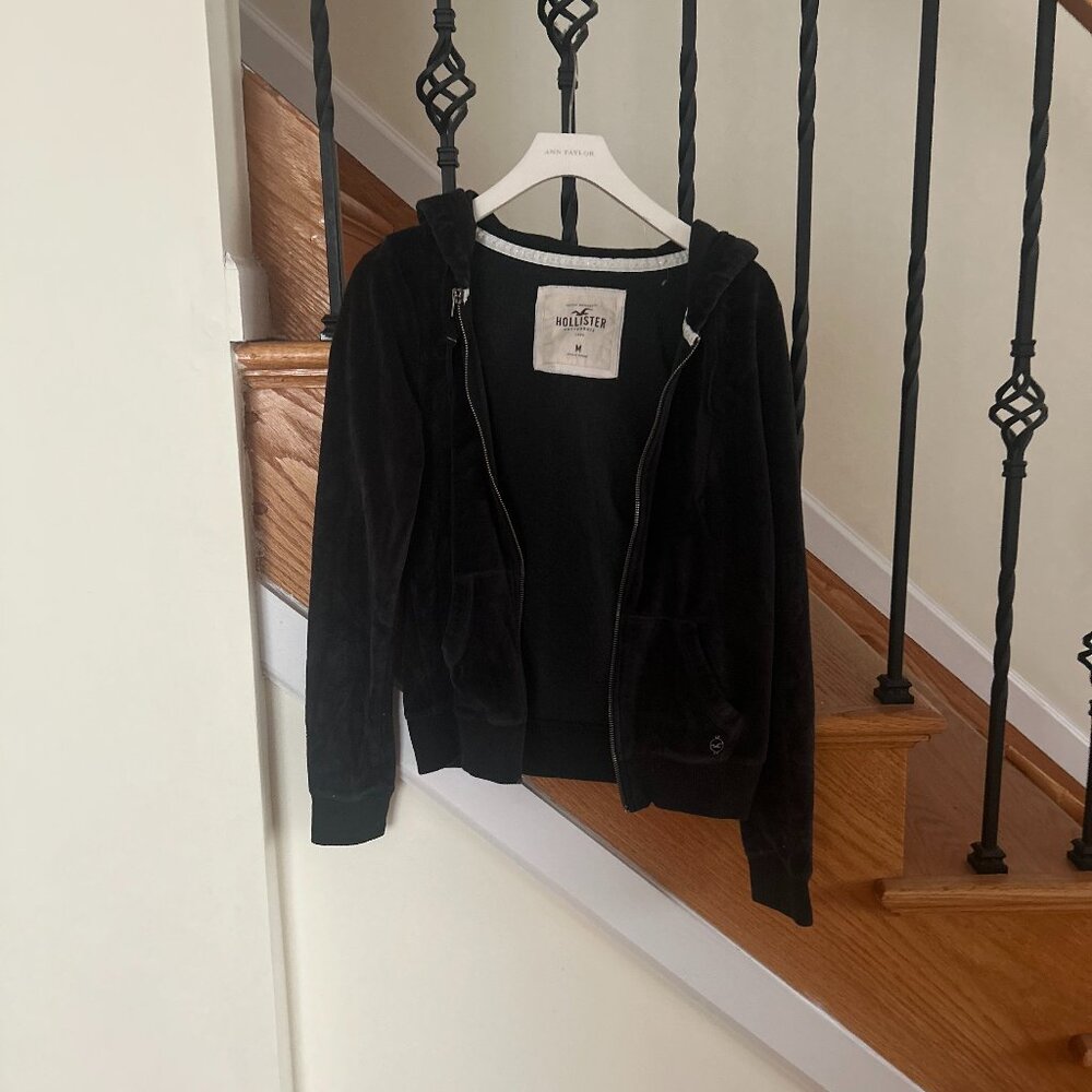 Hollister Women's zip up hoodie Size Medium